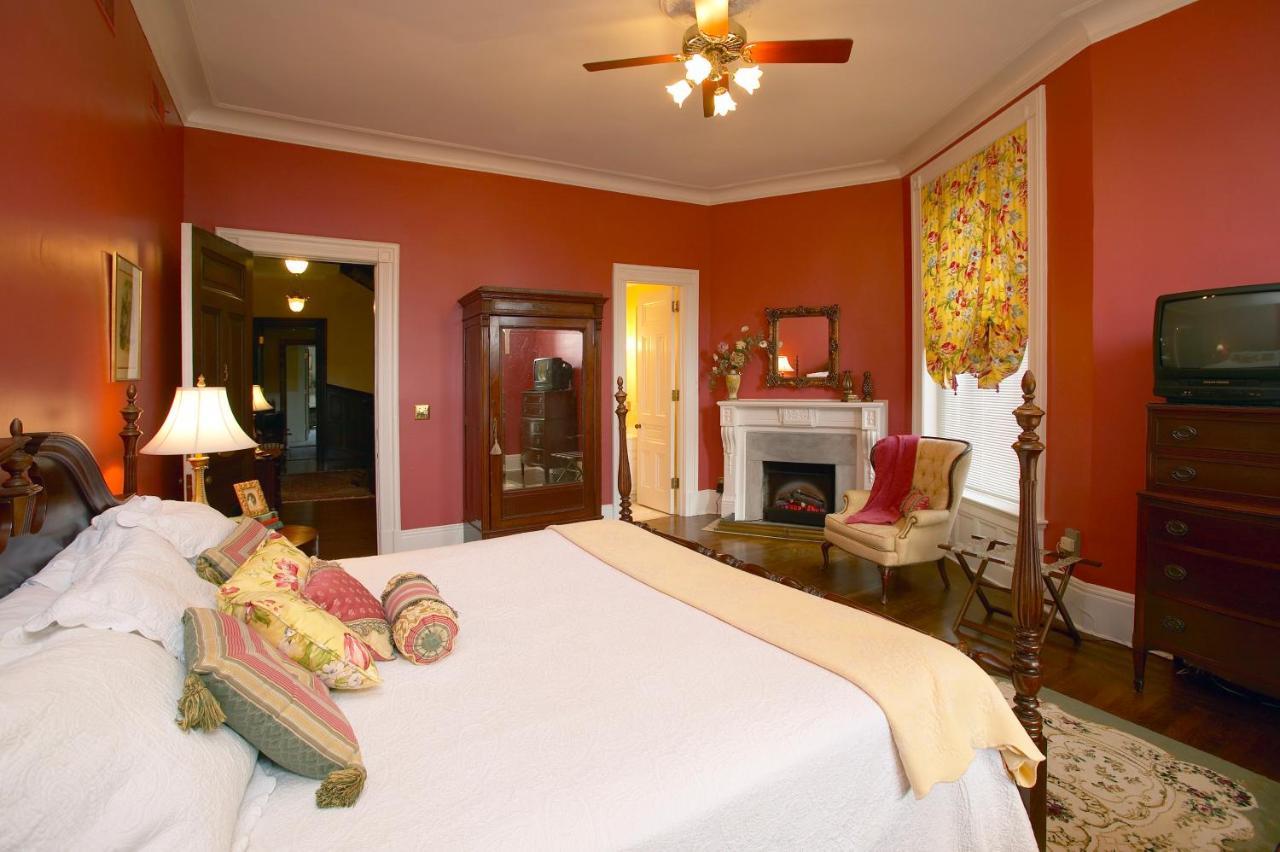 Louisville Bourbon Inn Esterno foto